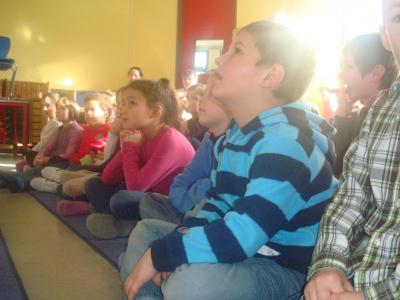 Alle Kinder h&ouml;ren konzentriert zu! 