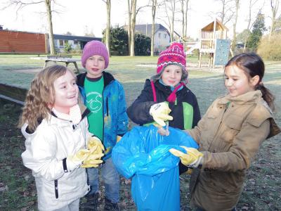 Auf dem Spielplatz liegt besonders viel M&uuml;ll. 