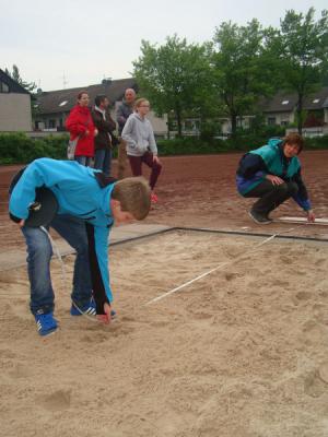 Das Messen beim Weitsprung forderte h&ouml;chste Aufmerksamkeit. 