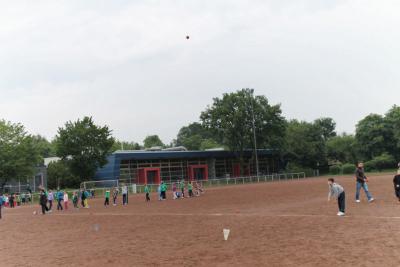 Der Ball fliegt hoch... 