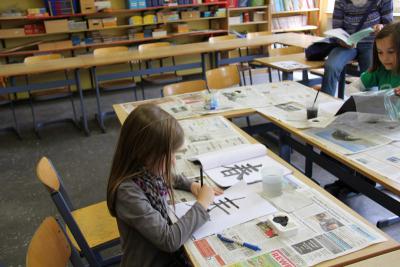 Ich schreibe Kanji Schriftzeichen. 