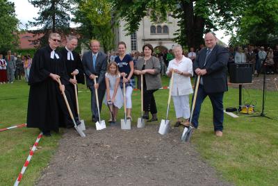 Foto des Albums: Erster Spatenstich für das Gemeindezentrum (16. 06. 2013)