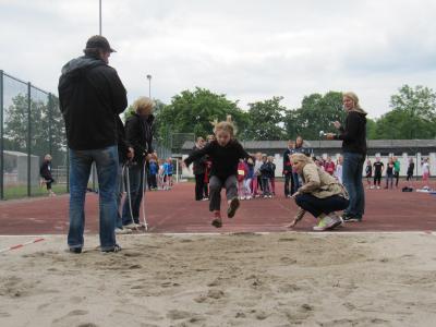 Larissa fliegt in die Weitsprunggrube! 