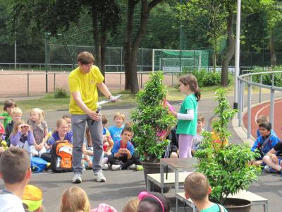 Emilias 5. Platz beim Schlagballwurf!  