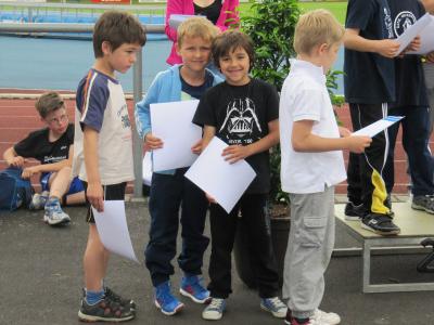 Simon und Noah teilen sich Platz 5 beim 50m Lauf. 