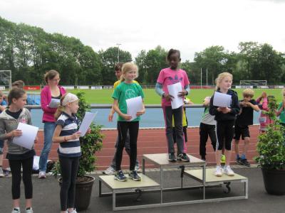 Jolina wieder auf dem Treppchen - der 2. Platz beim 50m-Lauf. 