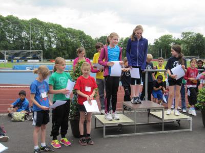 Ayleen holt den 2. Platz beim 50m-Lauf, Hannah ist stolze 5. Siegerin! 