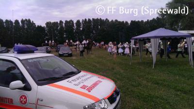 Sanit&auml;tsdienst beim Hahnrupfen in der Spreewaldgemeinde Burg 