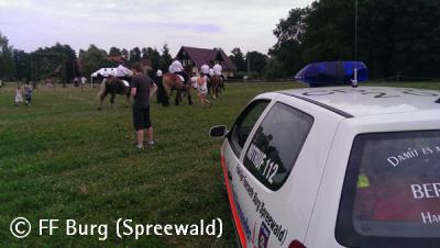 Sanit&auml;tsdienst beim Hahnrupfen in der Spreewaldgemeinde Burg 