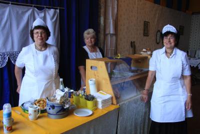 Die drei Damen vom Cafe  (Bild vergr&ouml;&szlig;ern)