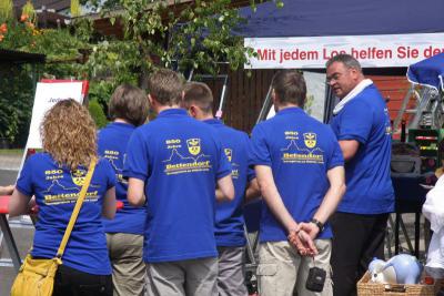 Lotterie vor Breidenbachs Rundscheune  (Bild vergr&ouml;&szlig;ern)