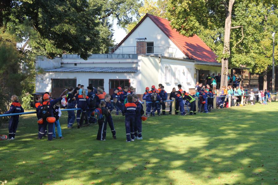 Bild: Sammeln auf dem Sportplatz (Foto: U. Walter)
