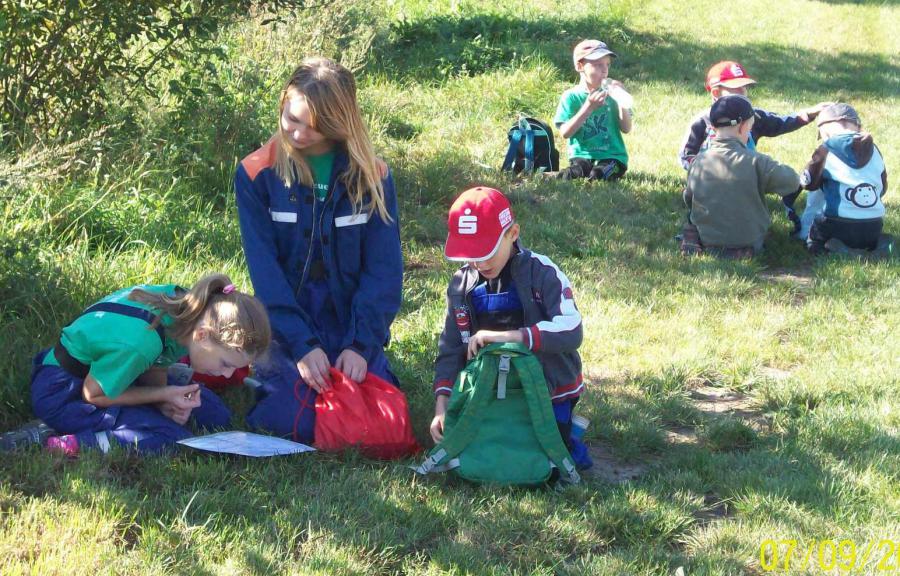 Bild: Kinder- und Jugendfeuerwehr Briesen studiert die Karte. (Foto: K. Neumann)