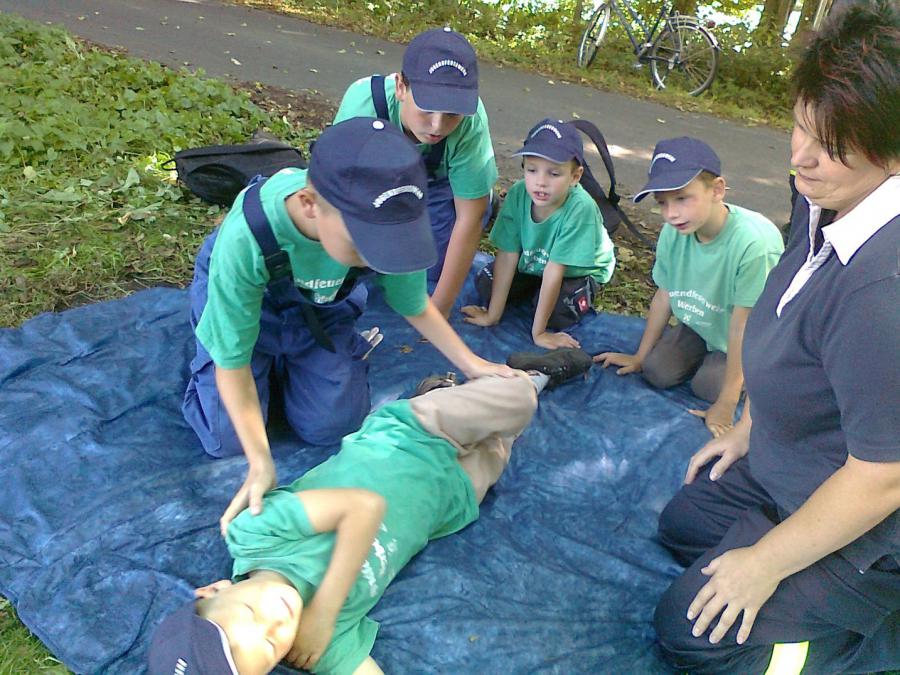 Bild: Kinder- und Jugendfeuerwehr Werben bei der Ersten Hilfe. (Foto: M. Gorenz)