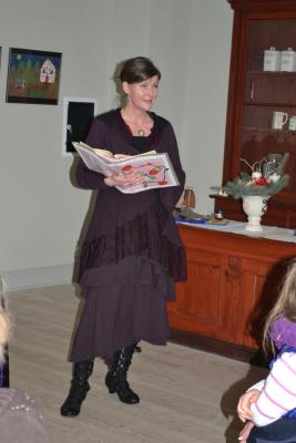 Foto des Albums: Kinderausstellung mit Märchenerzählerin Tina SonnenHerz eröffnet (10.12.2013)