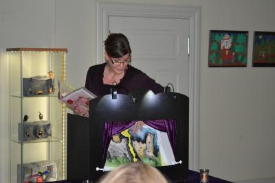 Foto des Albums: Kinderausstellung mit Märchenerzählerin Tina SonnenHerz eröffnet (10.12.2013)