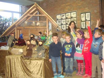 Alle Kinder warten an der Krippe 