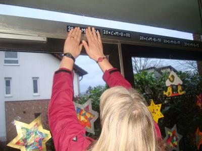 Der Aufkleber &bdquo;20*C+M+B+14&ldquo; wird angebracht! 