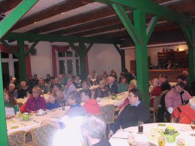 Aufmerksame Mitglieder beim Jahresbericht des Vorsitzenden 