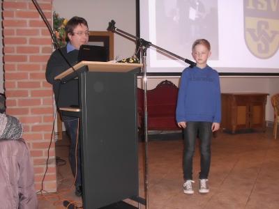 Olaf Mathes ehrt Vincent  zum Sportler des Jahres 