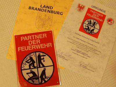 Foto des Albums: Förderschild „Partner der Feuerwehr“ für Autohaus Heinrich & Zobel (13.12.2013)
