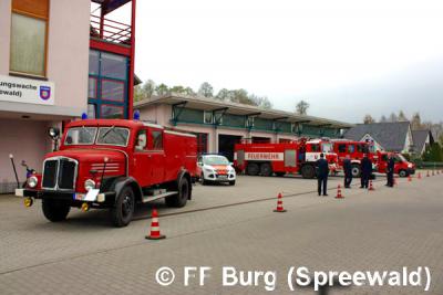Die Burger Feuerwehr empfing die G&auml;ste mit nostalgischen und modernen Einsatzfahrzeugen. 