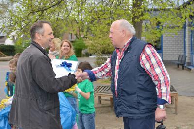 Herr Becker bekommt f&uuml;r sein Engagement eine Urkunde vom B&uuml;rgermeister. 