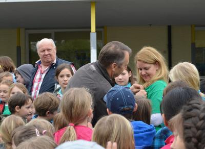 Frau Eckel bekommt ihren Anstecker. 