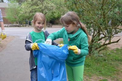 Auf dem Schulhof fangen die Kinder direkt an zu sammeln... 