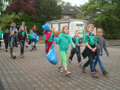 Auch beim Tragen der schweren S&auml;cke helfen alle Kinder. 