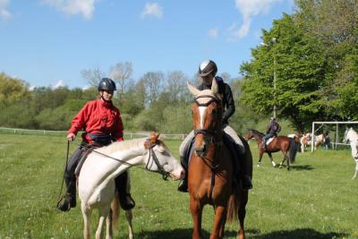 Pauline Rei&szlig; auf Gladiator&acute;s Coll Blue (l.) und Anna Kupski auf Wilson  (Bild vergr&ouml;&szlig;ern)