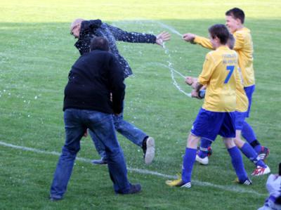Foto des Albums: Meister siegt weiter - Wasserduschen gehen auch