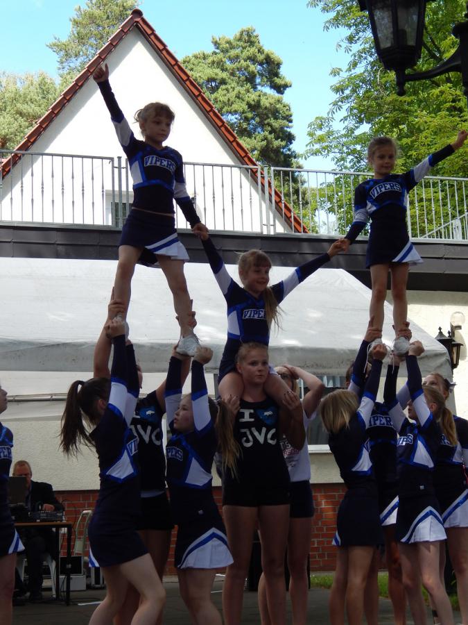 Bild: Die Cheerleader der Vipers präsentierten spektakuläre Akrobatik.