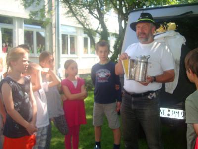 Foto des Albums: Aktionstage: Falkner und Imker zu Besuch