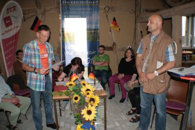 Gesch&auml;ftsf&uuml;hrender 2. Beig. Frank Schneider ernennt den wiedergew&auml;hlten B&uuml;rgermeister Arnd Witzky  (Bild vergr&ouml;&szlig;ern)