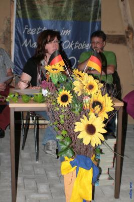 B&uuml;rgermeister und VG-Mitarbeiterin Bianca Heuser leiten die Neuwahl der Beigeordneten  (Bild vergr&ouml;&szlig;ern)