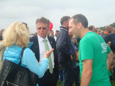 ...und erz&auml;hlen ihm vom erfolgreichen Sponsorenlauf f&uuml;r die SingPause. 