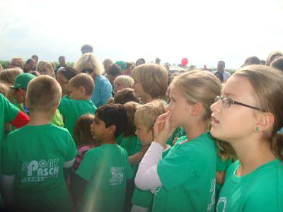 Die Kinder warten aufgeregt auf ihren Auftritt. 