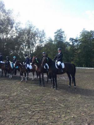 Katharina Katzenmaier - Centaro (r.) und Johanna Dobner - Granetta (2.v.r.) Siegerehrung Dressur E8  (Bild vergr&ouml;&szlig;ern)