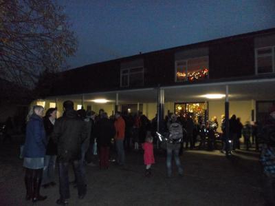 Blick vom Schulhof auf das beleuchtete Schulgeb&auml;ude 