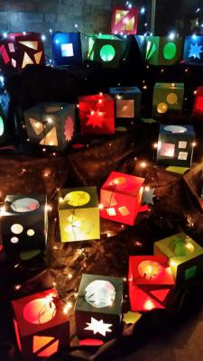 Bunte W&uuml;rfellaternen mit geometrischen Mustern 