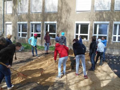 Foto des Albums: Projekt Schulgartengestaltung (29. 04. 2015)