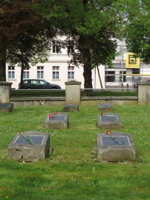 Foto des Albums: "Nie wieder Krieg" | Kranzniederlegung am Perleberger Grahlplatz (08. 05. 2015)