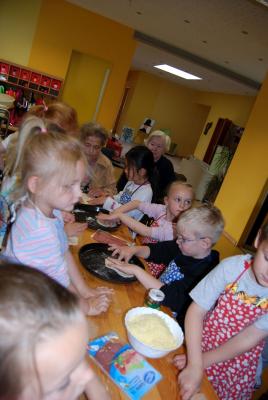 Foto des Albums: Aktion Altenheim Pizza backen