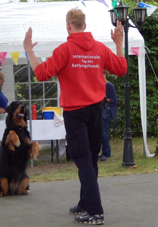 Bild: Auch auf der Bühne hatte dieser tierische Helfer keine Scheu!
