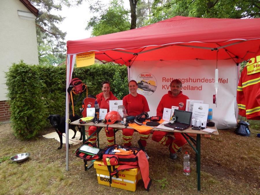 Bild: Die Rettungshundestaffel des DLRG-Kreisverbandes informierte an einem Stand über ihre Arbeit.