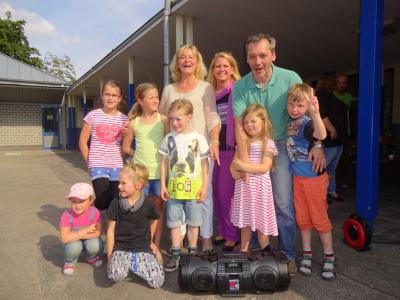 Andreas Gr&uuml;neberg, Erster Vorsitzender des F&ouml;rdervereins, freut sich mit den Kindern... 
