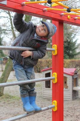 Foto des Albums: Kinder stürmen neue Spielgeräte