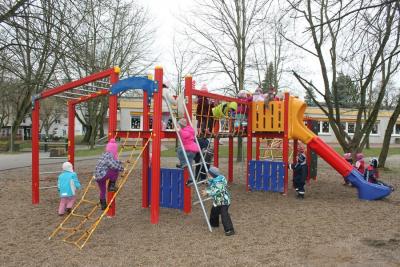 Foto des Albums: Kinder stürmen neue Spielgeräte