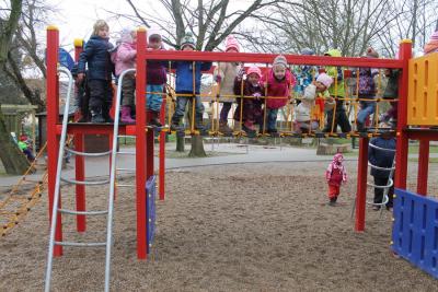 Foto des Albums: Kinder stürmen neue Spielgeräte